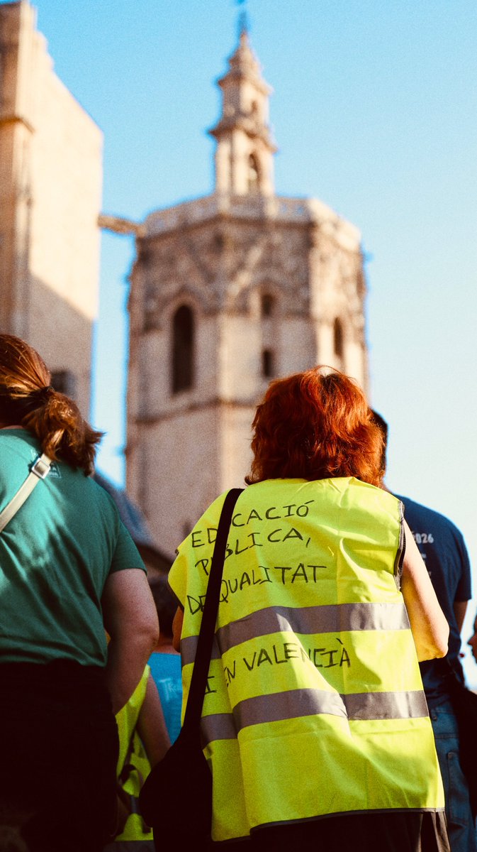 roober6's tweet photo. educació pública, de qualitat i en valencià https://t.co/mHMZHjj0wR