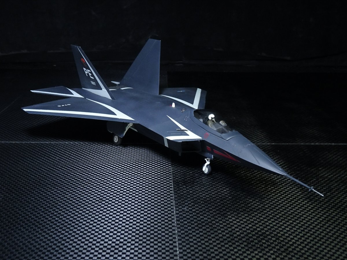 wing9_2nd's tweet photo. 1/72 タミヤ YF-22スカーフェイス１完成！昔、父親がプレイしていたエースコンバット２でこのYF-22を使って沿岸レーダー施設を無誘導（機銃）破壊するミッションを見たのが初見。色の調合に大苦戦。青みが強いですがカッコよくなったのでOKとします！（肉眼ではもっと黒い） https://t.co/3n9KL73UfK