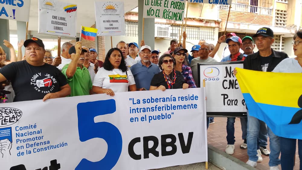 LaCausaRVe's tweet photo. Al grito de "UN NUEVO CNE, QUE CUMPLA SUS FUNCIONES, QUEREMOS ELECCIONES!" un importante grupo de ciudadanos se congregó  frente a la oficina regional del CNE en #Maturín #Monagas para exigir un cronograma electoral y #EleccionesLibresYa https://t.co/odXPirxjIe