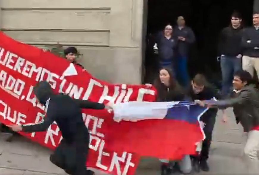 NicolsA79291447's tweet photo. @thecliniccl fueron agredidos, insultados y les quitaron la unica bandera Chilena que habia en la calle... por que la izquierda ODIA CHILE https://t.co/lF3q9BHVPj