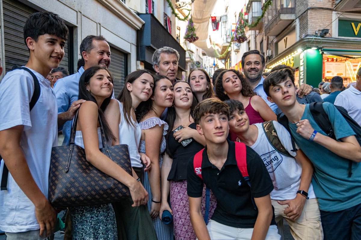 paconunez_'s tweet photo. El calor y el cariño de la calles de Toledo son claros.

@NunezFeijoo es el futuro de nuestro país. https://t.co/hpcE7Rh1a2