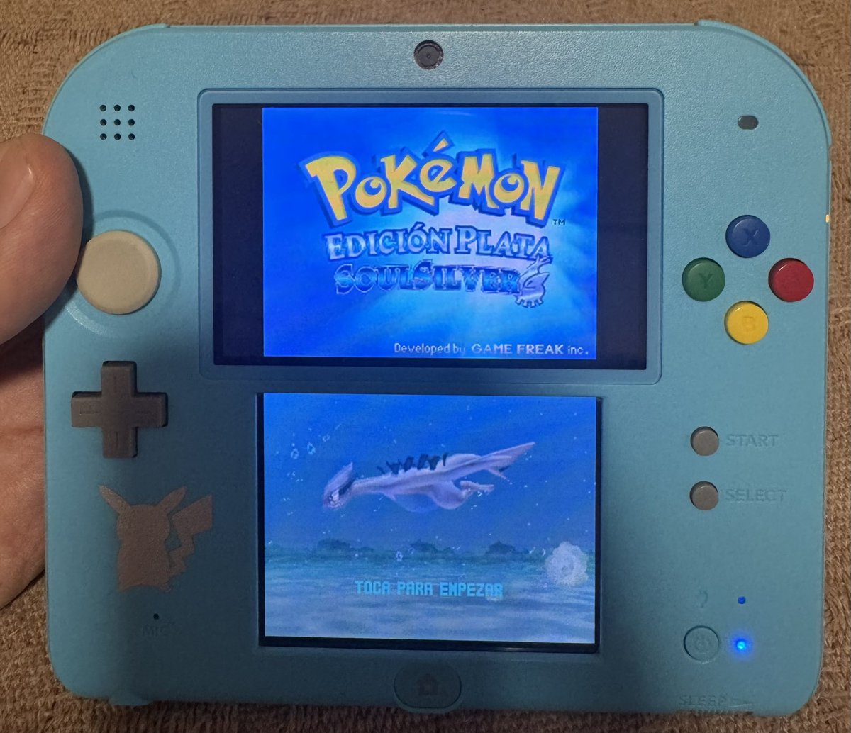 TheSilverDavid's tweet photo. Noche de Pokémon Plata Soul Silver 🌙

💬El mejor plan es volver a tu juego favorito, al juego con el que creciste, al juego que marcó tu infancia🩶

No concibo mi vida sin Pokémon 💛 Desde que elegí mi primer inicial hasta ahora ha sido mi refugio y mi pasatiempo favorito 🎮 https://t.co/mPNxM89qai
