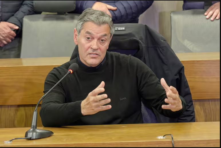 SebasTempone's tweet photo. Córdoba: la Fiscalía General ordenó la coordinación entre fiscalías especializadas en el caso Barrelier por femicidio

La Fiscalía General de la Provincia de Córdoba emitió una resolución en la causa por el femicidio de Claudio Gabriel Barrelier. El organismo, dispuso la articulación entre la Fiscalía de Distrito y las fiscalías especializadas en violencia familiar y de género y en delitos contra la integridad sexual. 

La resolución establece que, para concretar la articulación, se habilitará el acceso al expediente digital de la causa. Esto podrá hacerse incorporando a las fiscalías especializadas como co-dependencia o mediante un acceso temporal de uso interno autorizado por el fiscal a cargo. El documento deja expresa constancia de que esta instrucción se dicta de manera excepcional para este caso concreto y no modifica los criterios generales de actuación.

Además, se ordenó que la Fiscalía interviniente continúe la investigación con carácter prioritario, respetando los estándares convencionales, constitucionales, legales y reglamentarios aplicables en materia de violencia de género, con el objetivo de brindar una respuesta integral al conflicto. La medida fue comunicada a la Fiscalía del Distrito 13, a la Fiscalía de Instrucción de Violencia Familiar y de Género del 4to Turno a cargo de Claudia Alejandra Romero, y a la Fiscalía de Instrucción de Delitos contra la Integridad Sexual del 1er Turno a cargo de Juan Fernando Ávila Echenique, todas de la ciudad de Córdoba.