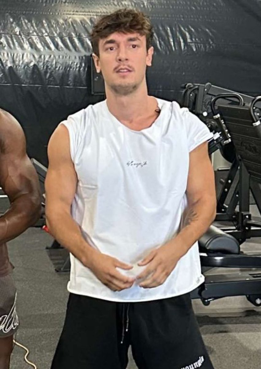 jbmendescum's tweet photo. bryce hall has me so weak😮‍💨 https://t.co/XBUyHjBEpn