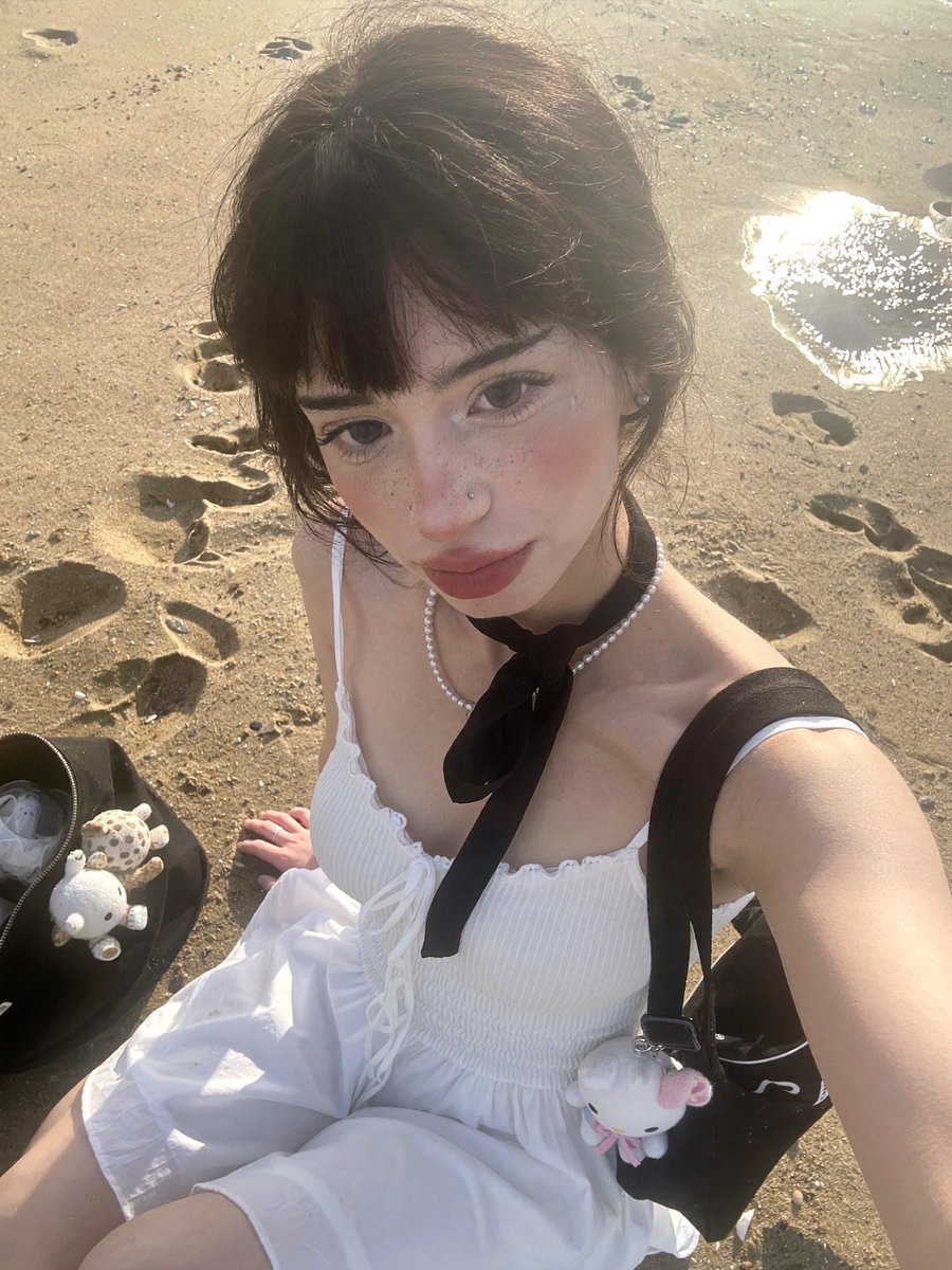cardanoom's tweet photo. steppin on tha beach 🏖️ blalala doop doop doooo 😏 https://t.co/gZutcAMw7s