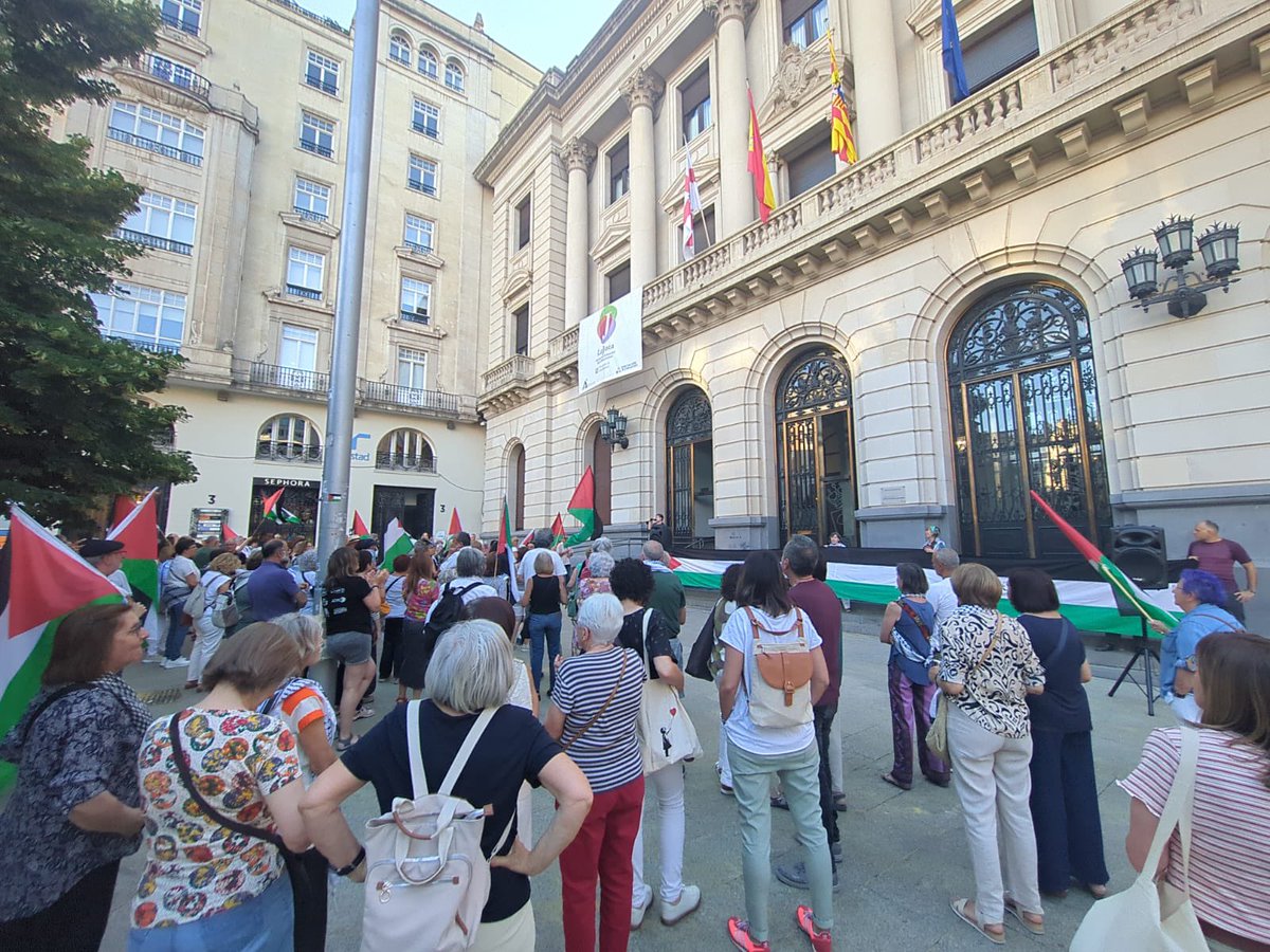 Casapalestina_'s tweet photo. Gracias, un miércoles más, a todas las personas que habéis estado hoy en la Plaza de España. Vuestra presencia demuestra que, frente a la impunidad, la solidaridad sigue viva.
Seguiremos alzando la voz por Palestina, la justicia y la libertad. https://t.co/gidKgncJr2
