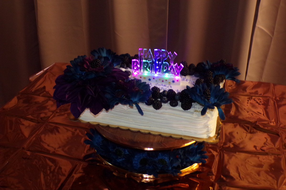 barrb3lo's tweet photo. still so obsessed with how i did my birthday cake https://t.co/tfRsl2HR4o