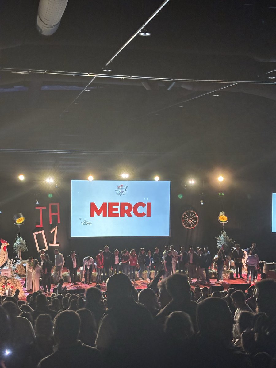 JeunesAgri's tweet photo. 🥁 Récap de la J2 de notre #CongrèsJA à Bourg-en-Bresse | La majeure partie de la journée a été consacrée au vote et à l’adoption de notre rapport d’orientation 2026 « Souveraineté agricole et commerce international : Le défi d’une agriculture européenne et puissante » 🚜🇪🇺

👉 S’en est suivie l’ouverture officielle du Congrès avec le dernier discours du président national de Jeunes Agriculteurs Pierrick Horel, puis les adieux aux administrateurs nationaux sortants 👋 😢

💬 « Je pars avec une fierté immense : celle de voir, devant moi, une génération de jeunes engagés, ambitieux, déterminés. Une génération qui veut avancer. Qui veut oser. Qui veut parfois tout réinventer », a notamment déclaré Pierrick Horel 👩‍🌾👨‍🌾

➡️ Rendez-vous demain pour la journée de clôture de ce #CongrèsJA, avec notamment la séquence #FaceAuxJA impliquant cinq personnalités politiques dans la perspective de l’élection présidentielle 2027 - Les débats seront à suivre sur notre chaîne YouTube 🙌