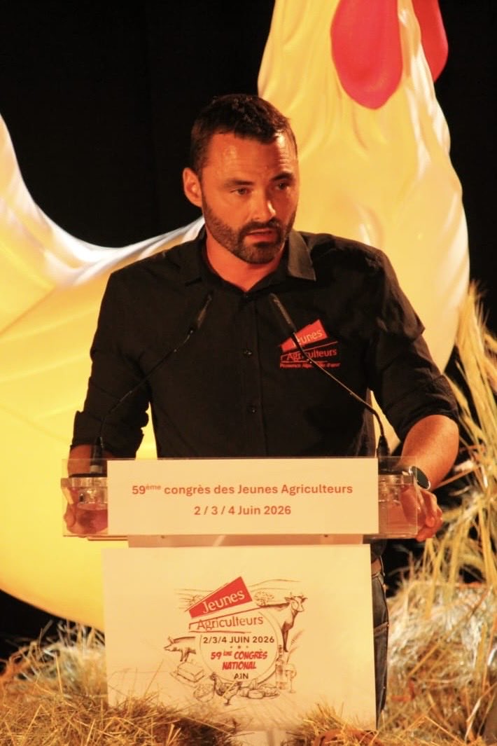 JeunesAgri's tweet photo. 🥁 Récap de la J2 de notre #CongrèsJA à Bourg-en-Bresse | La majeure partie de la journée a été consacrée au vote et à l’adoption de notre rapport d’orientation 2026 « Souveraineté agricole et commerce international : Le défi d’une agriculture européenne et puissante » 🚜🇪🇺

👉 S’en est suivie l’ouverture officielle du Congrès avec le dernier discours du président national de Jeunes Agriculteurs Pierrick Horel, puis les adieux aux administrateurs nationaux sortants 👋 😢

💬 « Je pars avec une fierté immense : celle de voir, devant moi, une génération de jeunes engagés, ambitieux, déterminés. Une génération qui veut avancer. Qui veut oser. Qui veut parfois tout réinventer », a notamment déclaré Pierrick Horel 👩‍🌾👨‍🌾

➡️ Rendez-vous demain pour la journée de clôture de ce #CongrèsJA, avec notamment la séquence #FaceAuxJA impliquant cinq personnalités politiques dans la perspective de l’élection présidentielle 2027 - Les débats seront à suivre sur notre chaîne YouTube 🙌