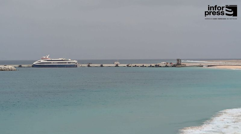 InforpressCVP's tweet photo. Maio: Abastecimento da ilha continua condicionado devido à inoperacionalidade da rampa metálica do porto de Porto Inglês - https://t.co/vl3v1MMl1A https://t.co/ctehMTU112