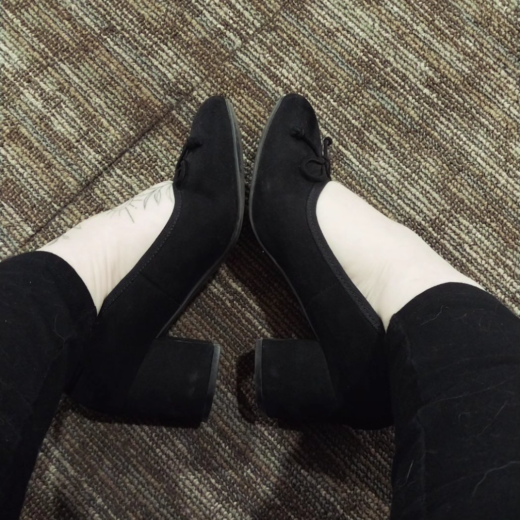 BeaBluewater's tweet photo. Green goddess fantasy ✨️ 
Heels on or off? 👠
#chubby #fatgirl #plussize #fat #feet https://t.co/AOF9CKZ7s9