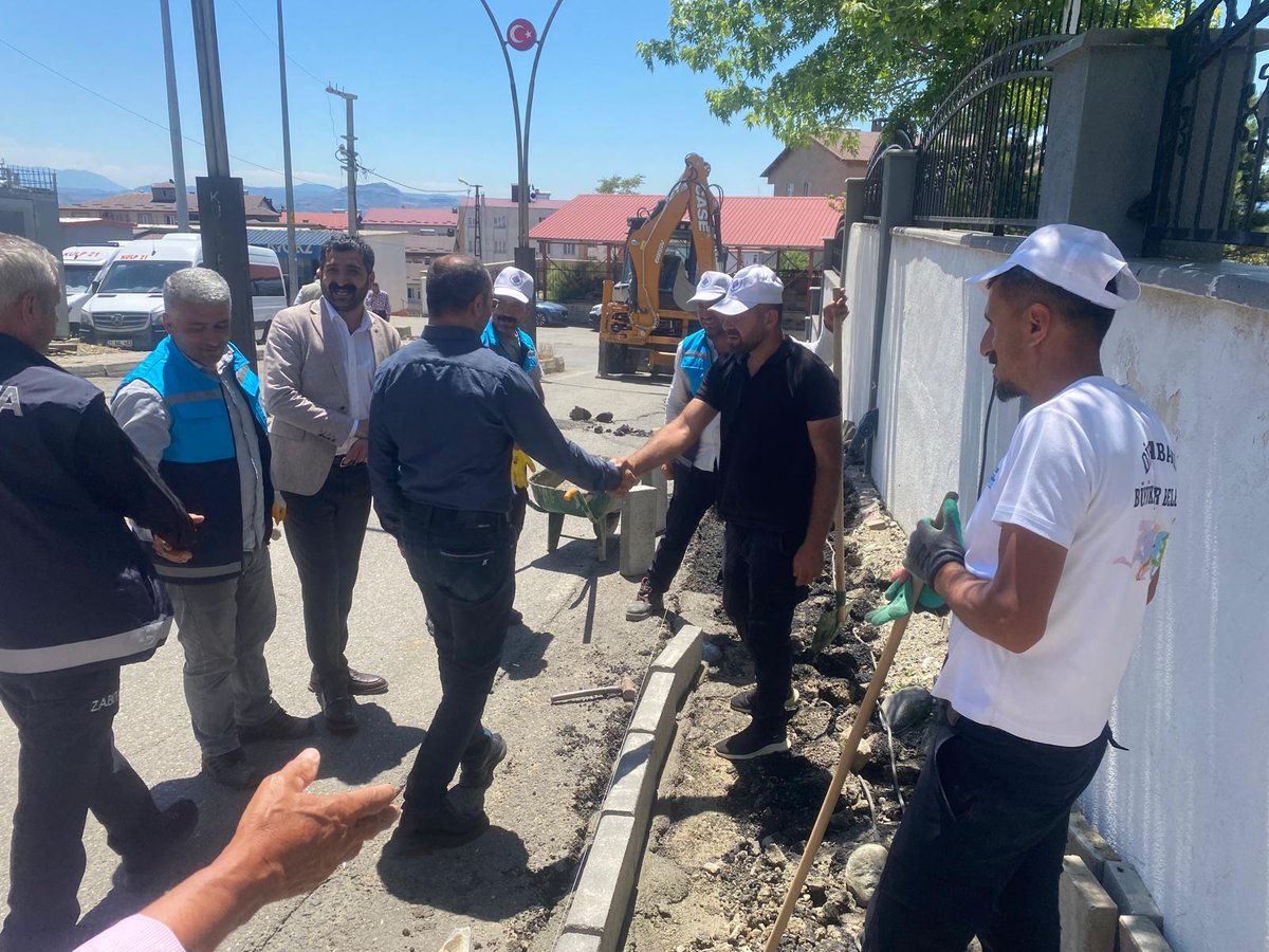 kulpbelediyesi's tweet photo. Eşbaşkanımız Murat İpek ve Meclis üyeleri, Fen İşleri Müdürlüğümüze bağlı ekiplerce Merkez Yeni mahallesi Diyarbakır caddesinde devam eden kaldırım yapım çalışmalarını yerinde inceledi.

Hevşaredarê me Murat Îpek û endamên Meclîsê xebatên çêkirina rêça peyayan ên ku ji hêla tîmên Daîreya Karên Giştî ya me ve li kuça Amedê ya li taxa Navenda Nû têne kirin, kontrol kirin.

@Fatmaaypasur l @Vet_Muratipek