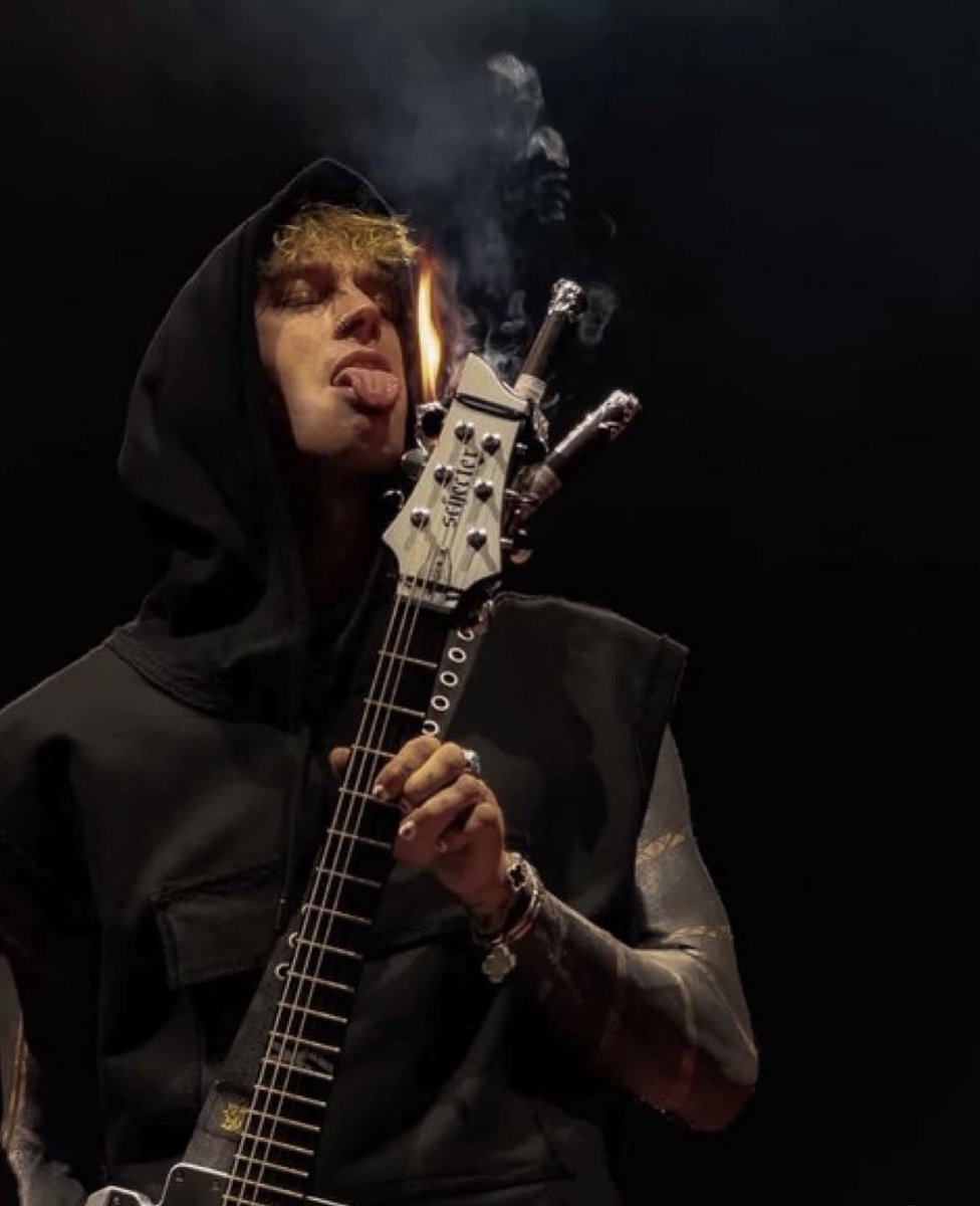 mgksjade's tweet photo. right now i feel this is the hottest he’s ever looked 😮‍💨 https://t.co/QwMZLiZbCz