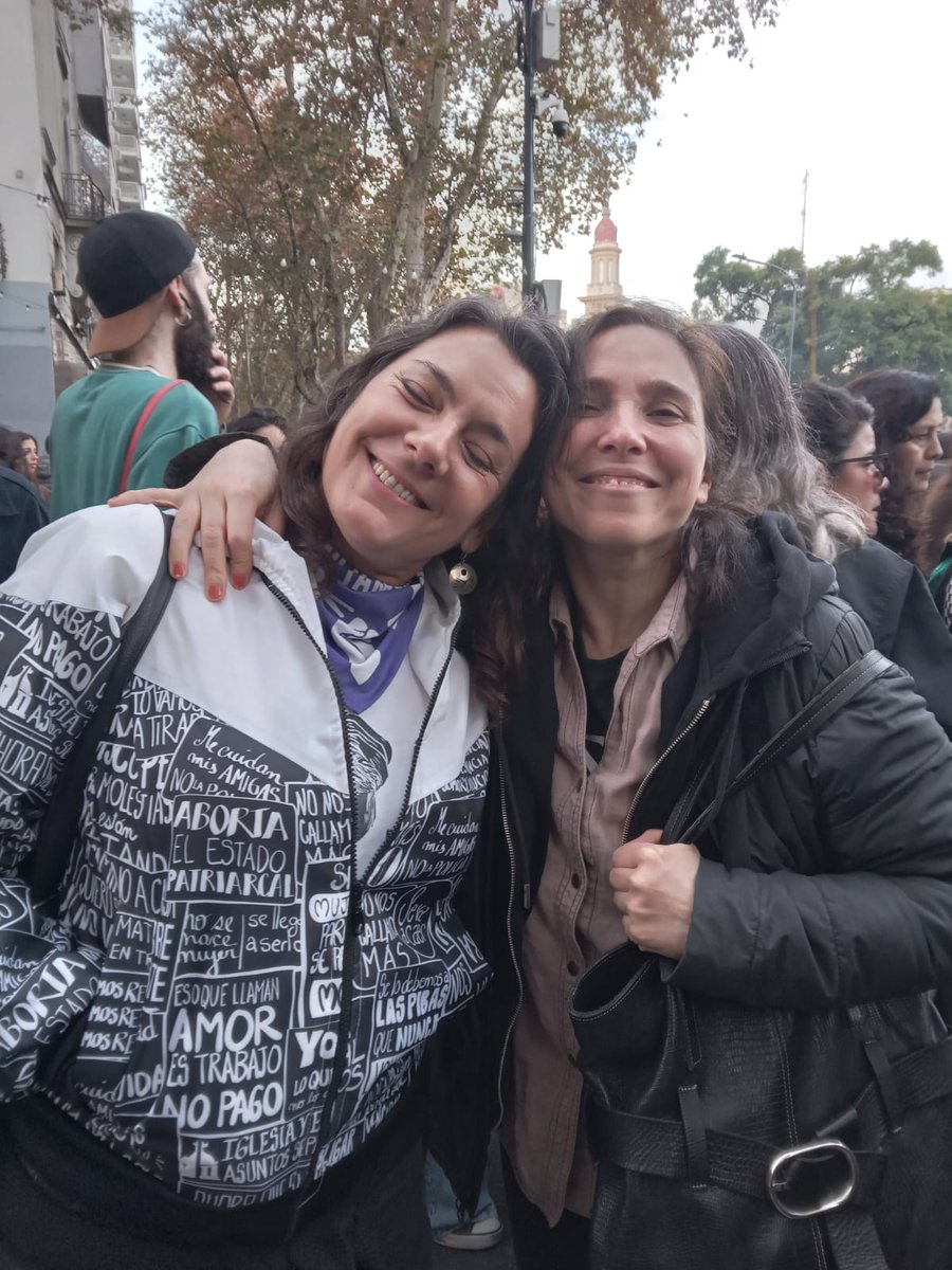 Lavacatuitera's tweet photo. En la película Argentina, 1985 la actriz Laura Paredes interpretó a Adriana Calvo, primera sobreviviente en testimoniar en el Juicio a las Juntas y mamá de Teresa Laborde Calvo, a quien dio a luz en el patrullero que la estaba secuestrando. Hoy, Teresa y Laura marchan juntas. https://t.co/ifEMLLzyL1