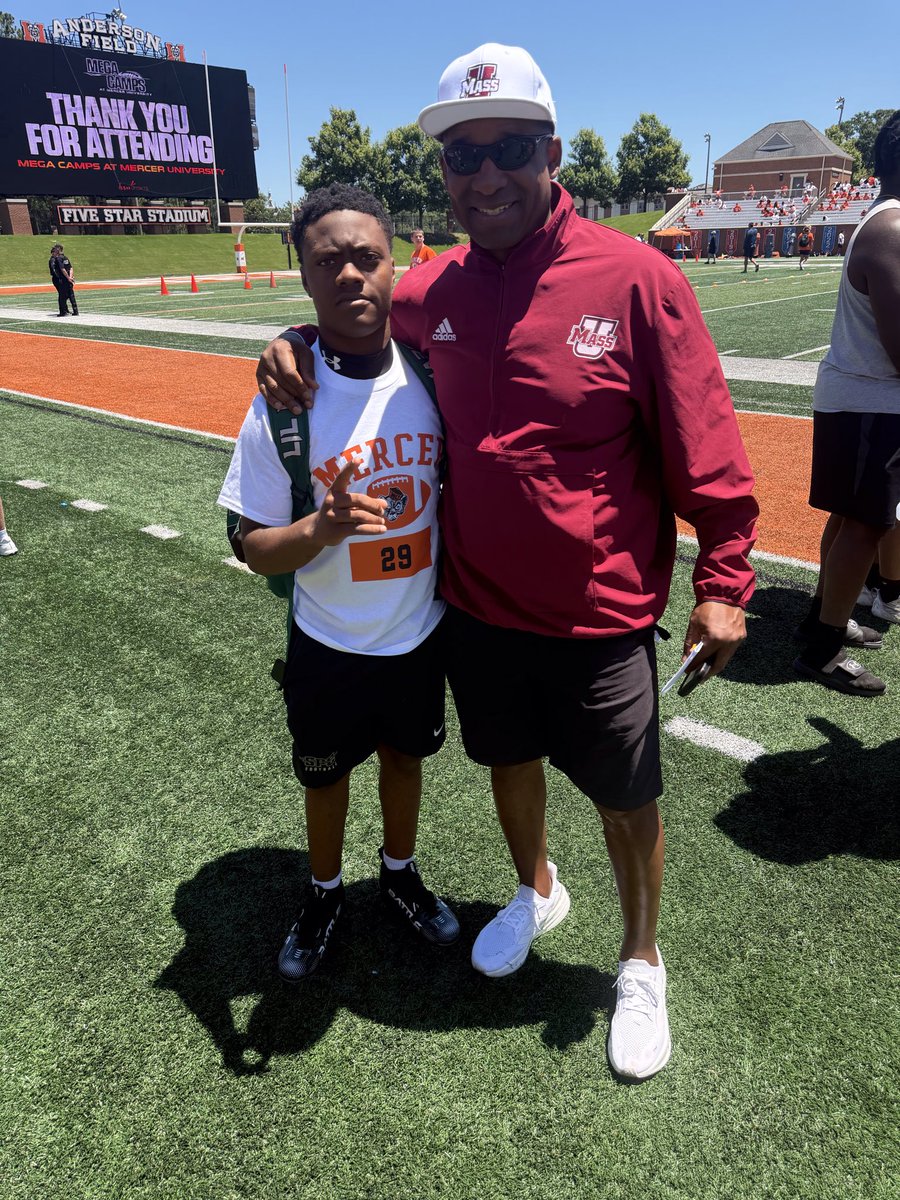 BraylinLane1's tweet photo. Had a great talk with @coachbeckles from @UMassFootball at the @MercerFootball mega camp! #goldstandard @CoachJesse18 @H2_Recruiting @SPCBaronsFB @SuncoastPreps @CoachJuiceHQ @CoachCharlie44C https://t.co/7TeRdv5jxJ