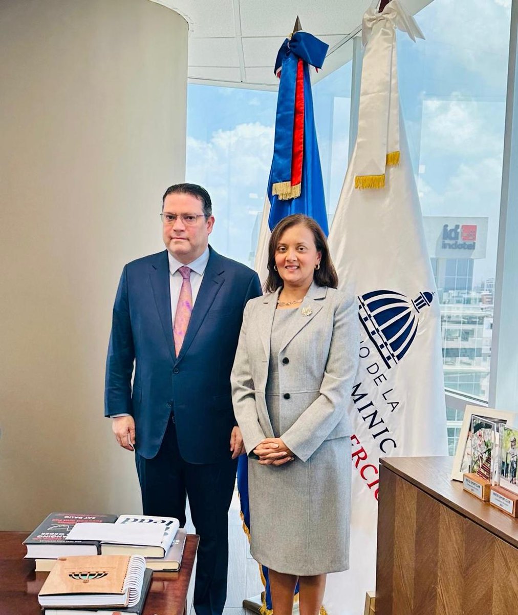EmbCanRD's tweet photo. Gracias, Ministro @SanzLovaton, por la productiva conversación de hoy mientras seguimos aprovechando el impulso de la creciente relación comercial entre Canadá y la República Dominicana. 🇨🇦🤝🇩🇴
@MIC_RD https://t.co/m3w3RAo9yJ