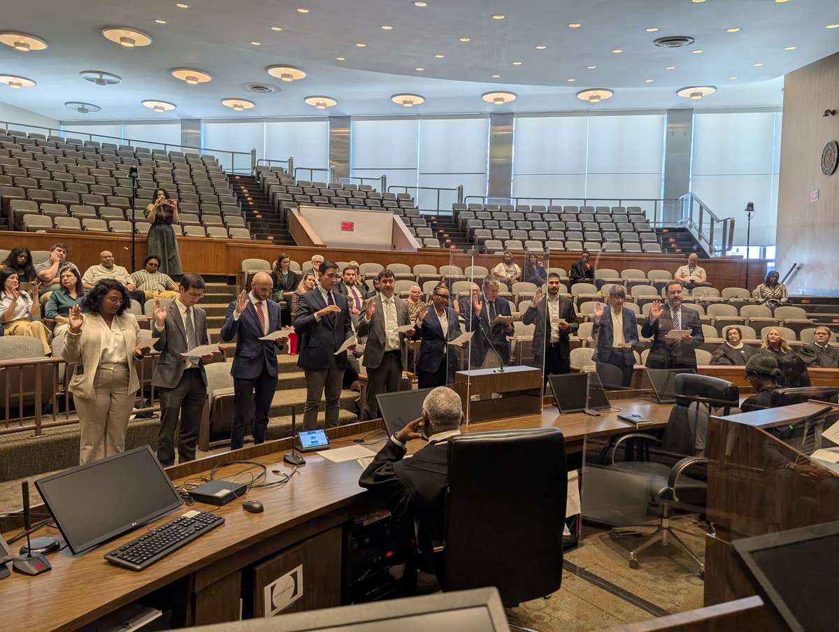 313JudgeCLM's tweet photo. Congratulations &amp; welcome to the Michigan Bar to all the new attorneys who were sworn in by Chief Judge Pro Tem Helal Farhat at the Mass Swearing-In Ceremony led by Chief Judge Edward Ewell today for the @DetroitBarAssoc &amp; the @3rdccorg! Powerful messages for new lawyers! https://t.co/WQyhFspki2