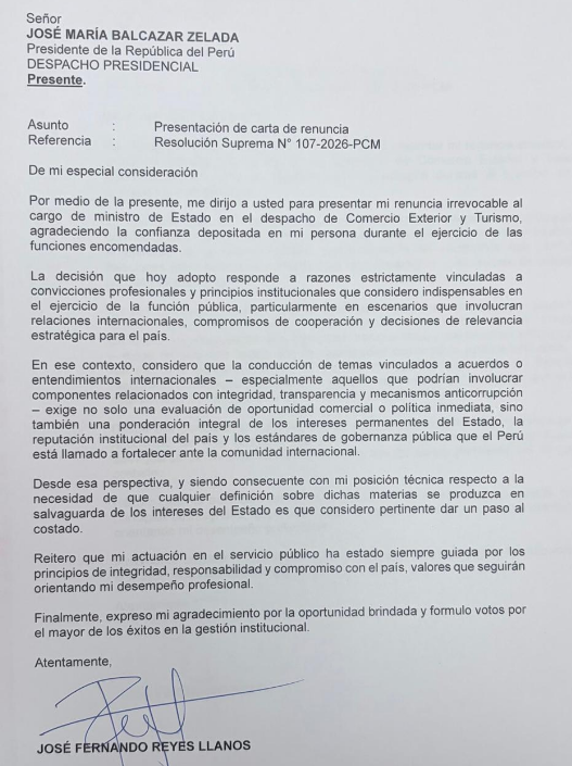 cviguria's tweet photo. LO ÚLTIMO
Se vienen más cambios ministeriales. 

José Reyes, ministro de Comercio exterior y turismo, ha presentado su carta de renuncia a su cargo ante el presidente José Balcázar. 
La razón es grave. Indica que su salida se da por "convicciones profesionales y principios institucionales que considera indispensables". Esto por escenarios que "involucran relaciones internacioales". 

El hecho se da da en medio de una interpelación movida desde las bancadas de Somos Perú y APP por acuerdos comerciales con Brasil, tema que Reyes aborda en su carta. La mano del Congreso sigue mecidendo la cuna en el Gobierno (Ahí tienen una historia más contra "nosotros no gobernamos"). 

Como informamos hoy, Reyes estaba en la mira de los cambios ministeriales. Así como Trabajo (que se dio), MIDIS y también SUNAT. 

Aquí la nota completa: 

https://t.co/8GrIXk7046