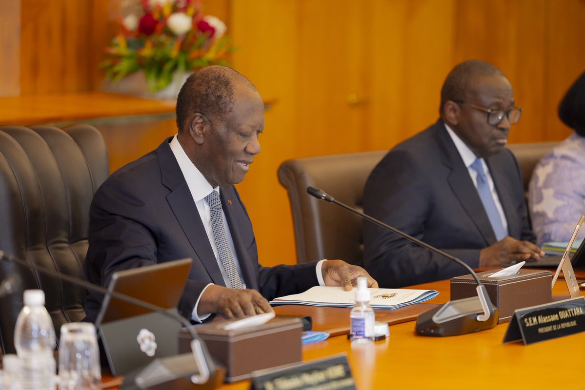 Presidenceci's tweet photo. Dans le cadre du renforcement de sa Politique de Souveraineté économique, le Gouvernement a décidé de l’augmentation de la participation financière de l’État au capital social de la société dénommée Compagnie Minière du Bafing SA, en abrégé « CMB », qui passe de 10% à 25%, ⤵️ https://t.co/yQjUfCvvqn