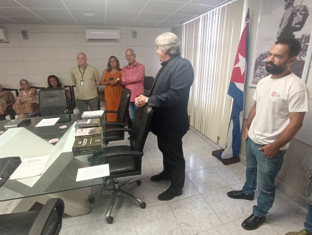 IcsCuba's tweet photo. Un alto en el ajetreo cotidiano de nuestros cuadros,  directivos, trabajadores y sobre todo, de una representación de los que en este mediodía están garantizando las transmisiones de la Radio y la  TV Cubanas para homenajear los #95DeRaúl 
#Cuba https://t.co/pqIs3PVawh