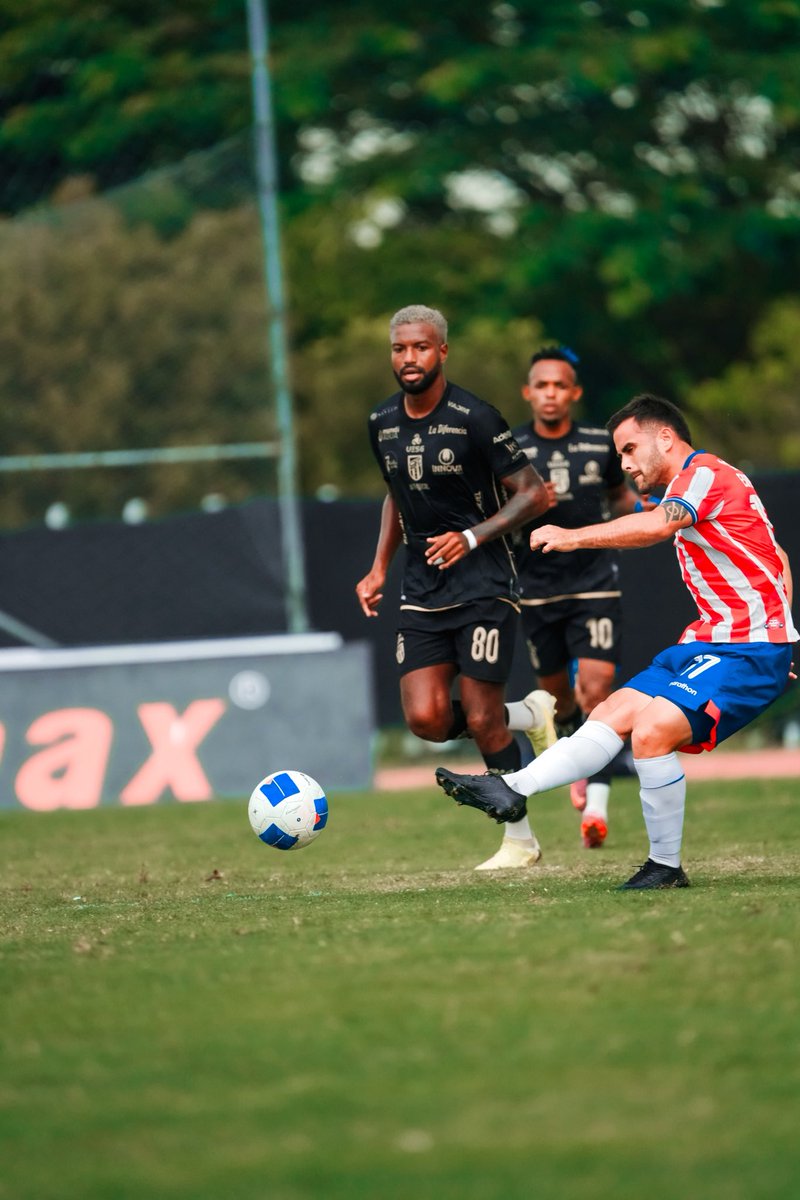 AtleticoFCec's tweet photo. 📸🔵🔴 / ⏰Min 15’

#AtleticoFc 0-0 #9DeOctubre
Fecha #13 - Serie B 

@LigaEcuabetec x @zapping_ecu
🏟️ Estadio Christian Benítez 

#OtraManeraDeVivirElFutbol https://t.co/cncpi9H3gx