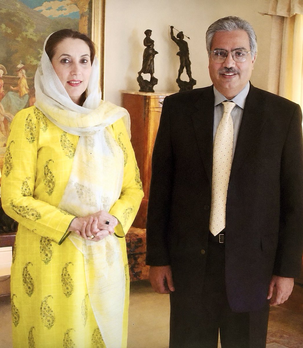 MuhammadNaveedC's tweet photo. Rare photograph from 2004 at Shaheed Mohtarma Benazir Bhutto’s London residence. As her spokesperson, I had the privilege of witnessing her unwavering commitment to democracy, constitutional supremacy, and the rights of the people. A cherished memory from my political journey. https://t.co/Asgak2IrPA