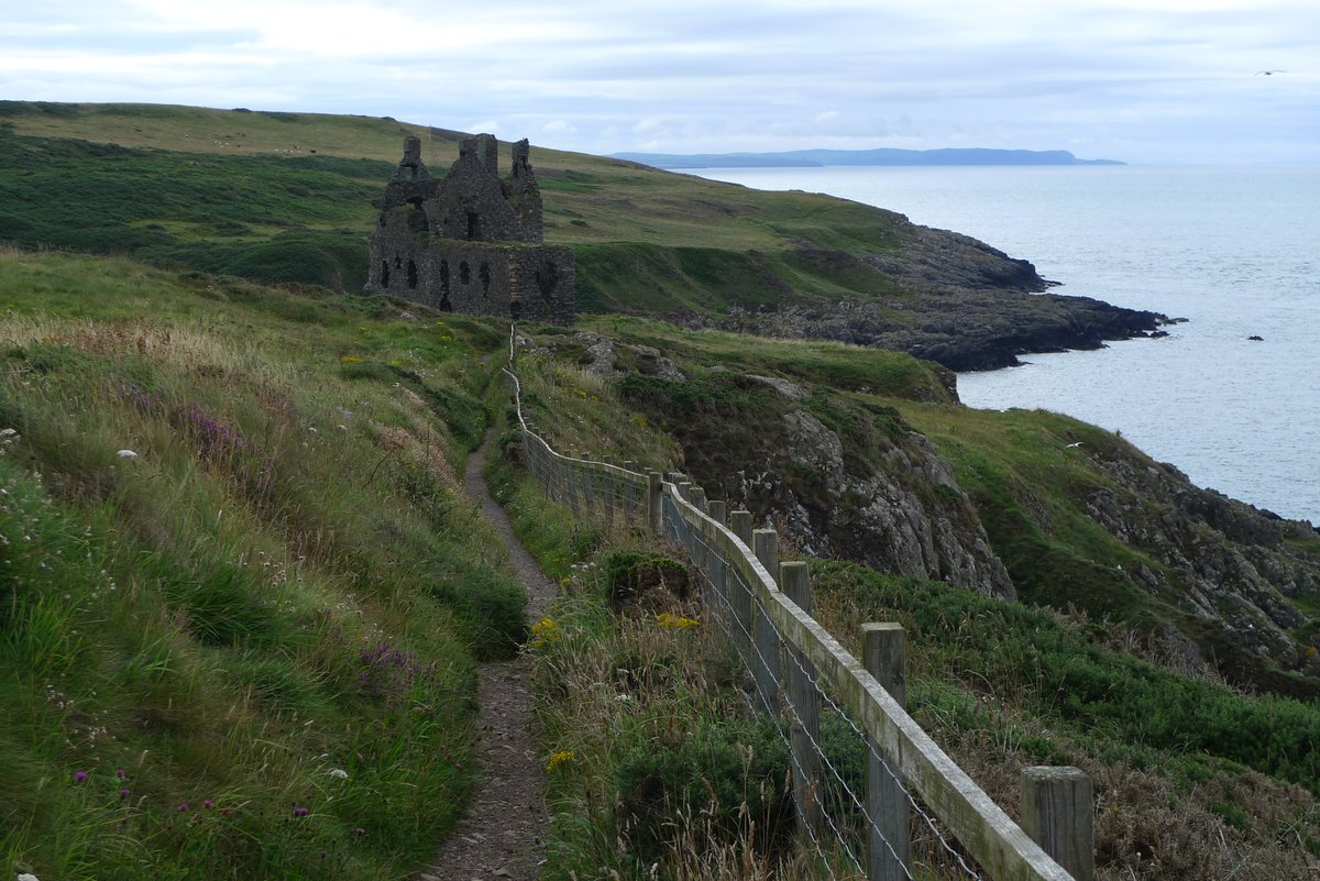 cyclingscot's tweet photo. The walk to Dunskey Castle. An absolute must if you visit Portpatrick. Find out more about this walk in my blog: https://t.co/QA8c4DEU3j https://t.co/N1Iu9obkJI