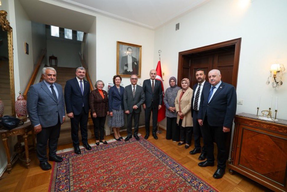 SermetAtay's tweet photo. 📍İsveç

Türkiye Büyük Millet Meclisi Başkanımız Sn. @NumanKurtulmus ile birlikte İsveç'teki resmî temaslar kapsamında Türkiye'nin Stokholm Büyükelçiliğini ziyaret ederek Büyükelçi Yönet Can Tezel'den çalışmaları hakkında bilgi aldık. https://t.co/yD0LgBTTG0