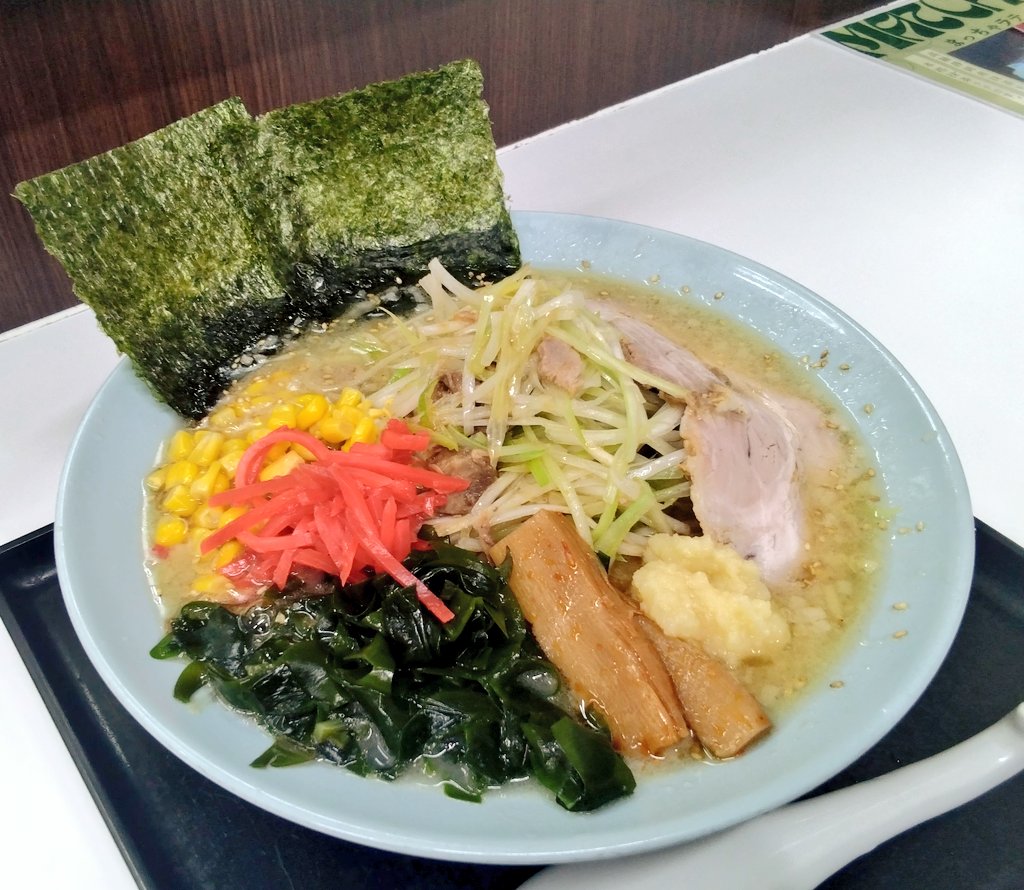 RamenSamSam's tweet photo. ラーメンショップ北川辺店　塩ネギラーメン

ラーショと言ったらネギラーメン🍜ていうかいつもはネギナシなんだけどね。。。
久しぶりにネギ有りにしてみたら〜あらッびっくり☝️ネギラーメンって謳ってるだけにうんまい‼️もっと辛みがあるかと思ったら全然辛くないのね😋シャキシャキ野菜だったわ!! https://t.co/5AzM7QGaNI