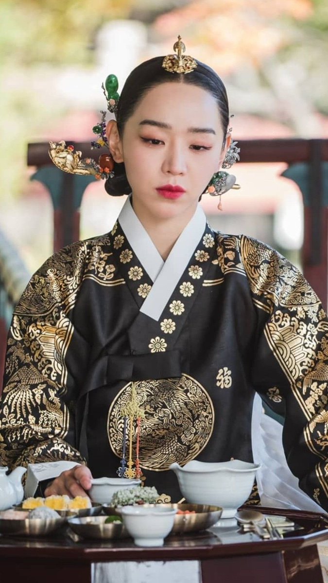 KingObreme's tweet photo. If you ever need a female gangster, Shin Hye Sun is ya girl. Her alpha energy is insane 🔥🔥 https://t.co/XarvcTOrkV