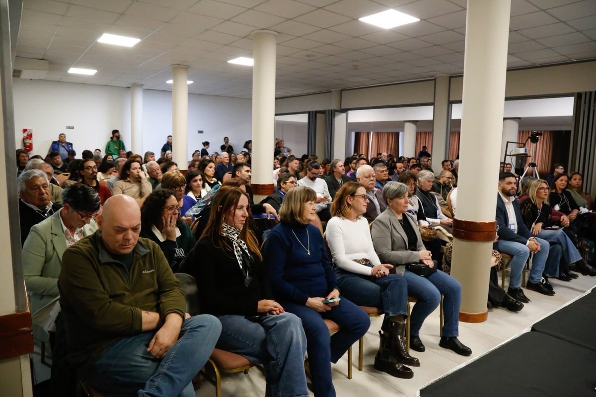Eze_Berrueco's tweet photo. 🤝 Alguno de los paneles de este congreso con Funcionarios provinciales,  Autoridades de la modalidad, representantes gremiales, trabajadores de la educación, emprendedores, empresarixs y cooperativistas a quien agradezco especialmente la participación: https://t.co/7yonM0za0u
