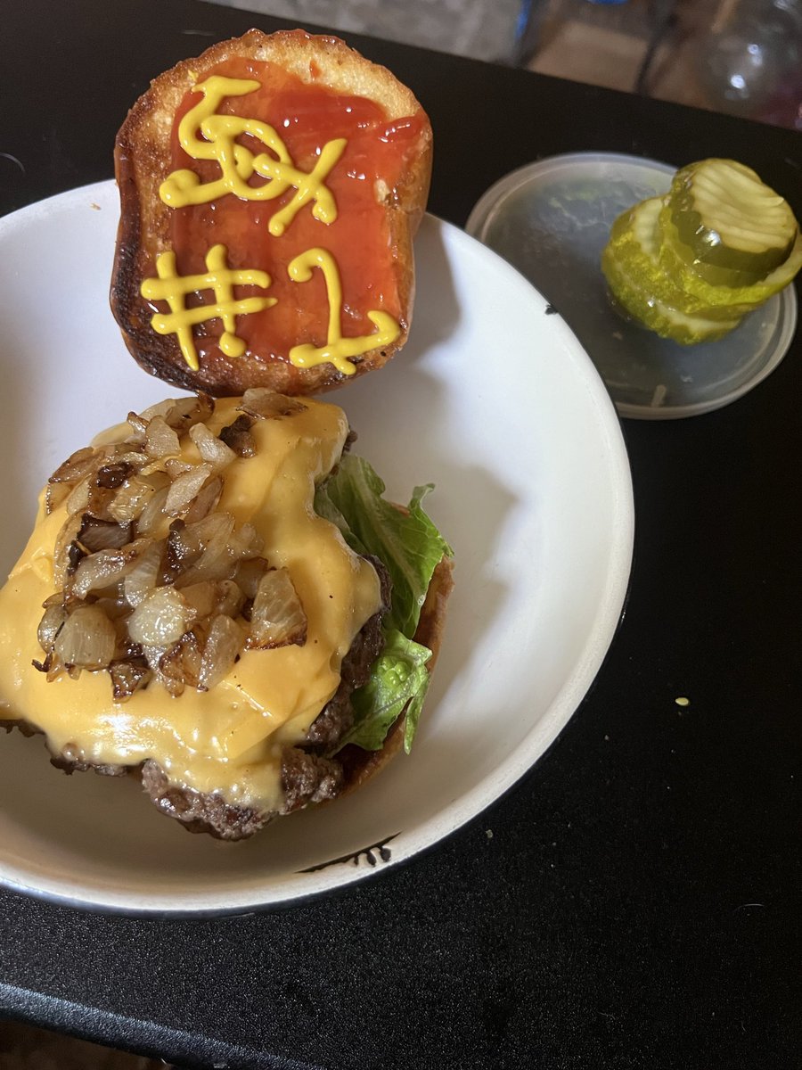 SchoolboyAK's tweet photo. Victory burger. Fuck the @Twins https://t.co/pD5LfESzp8