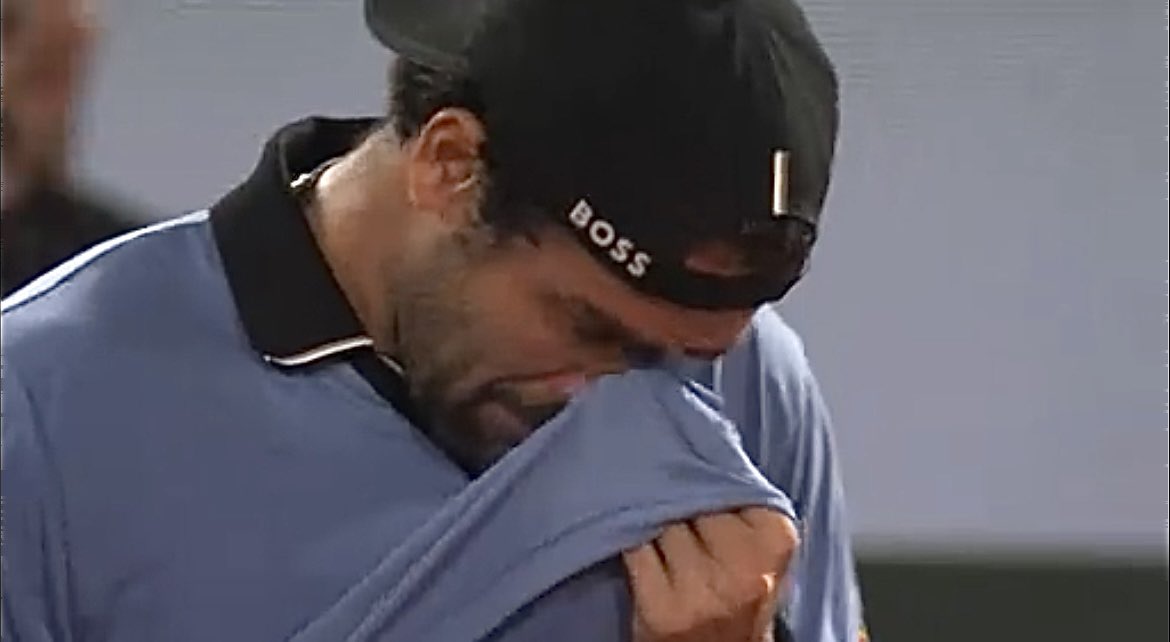 BenoitMaylin's tweet photo. Nooooon.

Berrettini s’arrête en pleine course.
Quelque chose a lâché.
Encore.
Toujours.

Il abandonne.

Matteo est un des maudits du circuit, à l’image d’un Del Potro et d’un Nishikori.

Terrible. https://t.co/jrV4nDzXIY