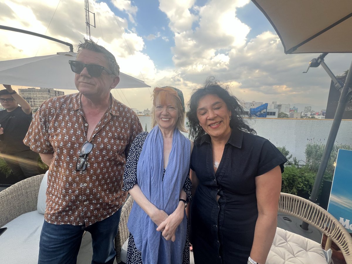lucilazetina's tweet photo. Cariños! No me recupero de la emoción de estos últimos días con @welovepulp en CDMX, acá la foto con Jarvis y con Candida y Nick, pero si quieren ver más… vayan a mi insta @lucilalocutora 😉 https://t.co/P82JdKYcQm