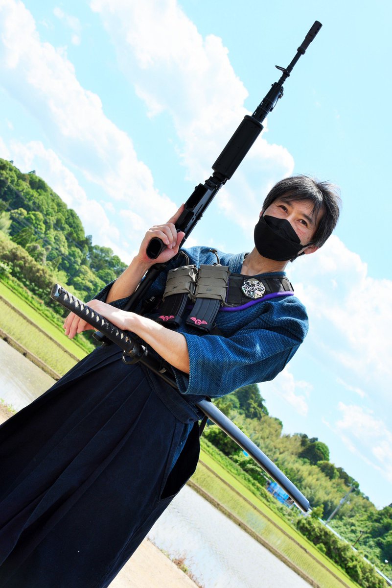 Kokkuri_WS's tweet photo. \\#和装サバコン 紹介//

No.15 西蔵 砂狐 @tetrawing
「銃と剣と」

銃を使っても、刀を使っても動きが邪魔にならないよう最小限の装備にまとめ、差し色で紫を入れました
銃も若干クラシカルなものを選択

⚔️VFC FNC、ウエスタンアームズGUNSITE、鬼神丸国重、cloud9 スラッシュリグ https://t.co/RPZtk2kVCa