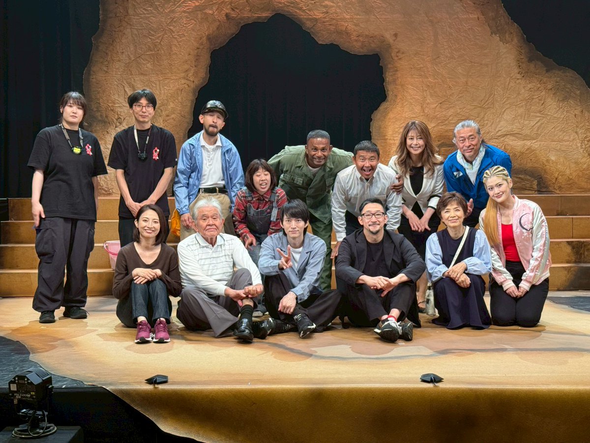 omiya_no_matu's tweet photo. #東京マハロ　20周年記念公演
#可もなく不可もない戦争 
終演致しました！
千秋楽のスタンディングオベーションは暖かかったです。家族のような温もりで思わず手をふり返しました。優しさしくて熱くて。皆様！有り難う御座いました😊 https://t.co/py7ifREKGb