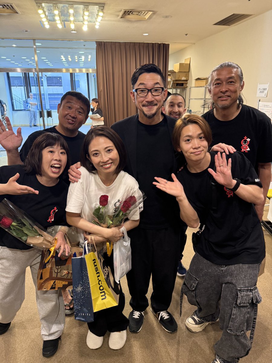 omiya_no_matu's tweet photo. #東京マハロ　20周年記念公演
#可もなく不可もない戦争 
終演致しました！
千秋楽のスタンディングオベーションは暖かかったです。家族のような温もりで思わず手をふり返しました。優しさしくて熱くて。皆様！有り難う御座いました😊 https://t.co/py7ifREKGb