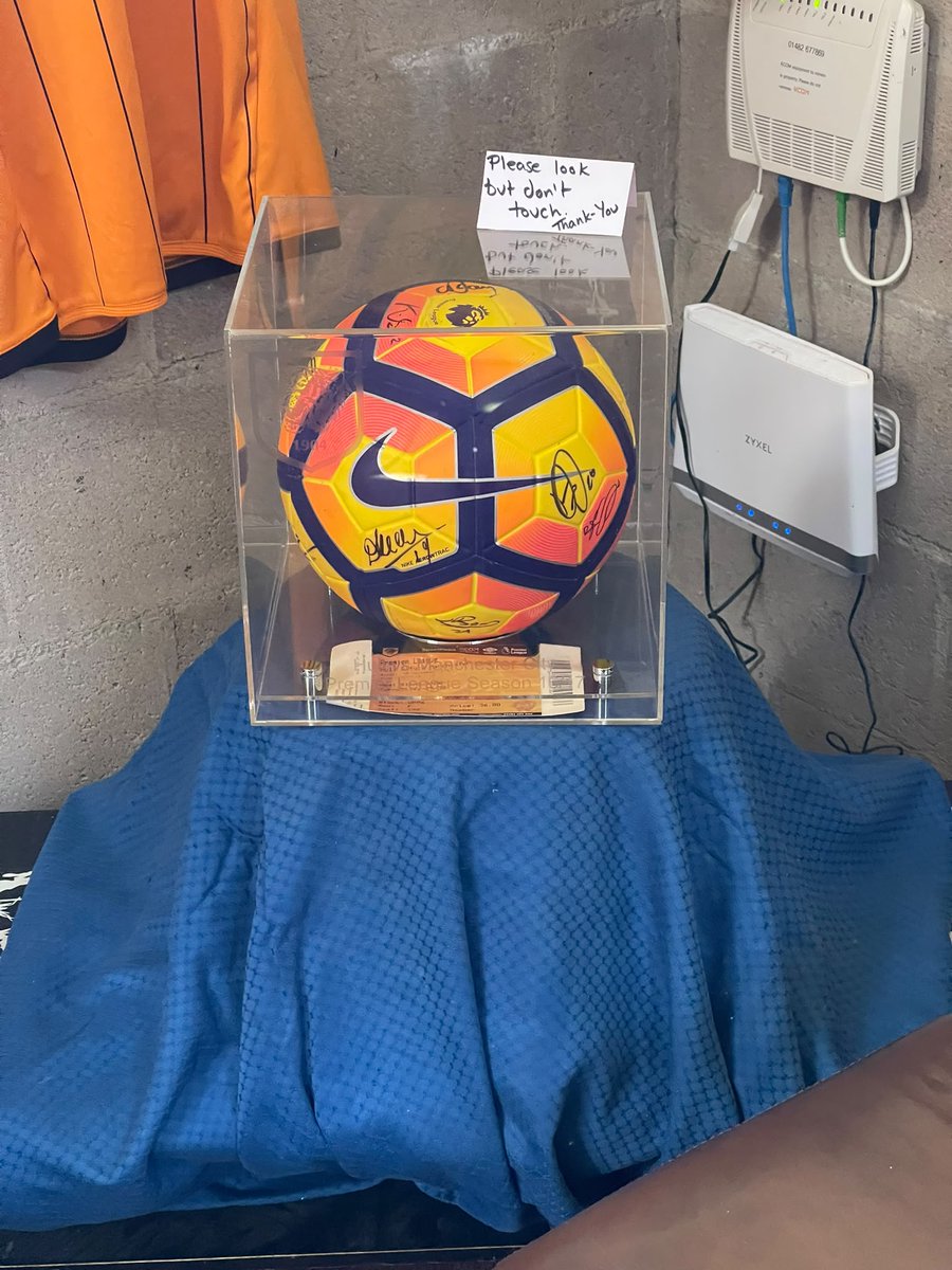 Blokesutd's tweet photo. It's coming home.
A ball signed by all the players from a premier league game between Hull city and Man City in 2016 which was presented to @blokesutd has finally found itself arriving at the place it was always destined for. https://t.co/UG1jPmc0Tx
