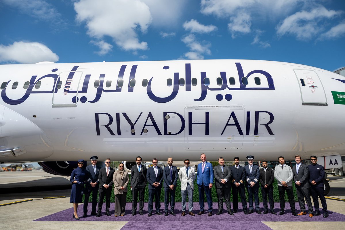 RiyadhAir's tweet photo. لحظات تاريخية من مصنع بوينج في تشارلستون خلال زيارة معالي الأستاذ ياسر الرميان، محافظ صندوق الاستثمارات العامة ورئيس مجلس إدارة #طيران_الرياض، والرئيس التنفيذي توني دوغلاس، للاطلاع على طائراتنا الجديدة. 

ونترقب بكل فخر وصولها إلى الرياض خلال الأيام القليلة القادمة بمشيئة الله، إيذانًا بمرحلة جديدة في مسيرة الناقل الوطني الجديد 🇸🇦✈️

#إحدى_شركات_الصندوق