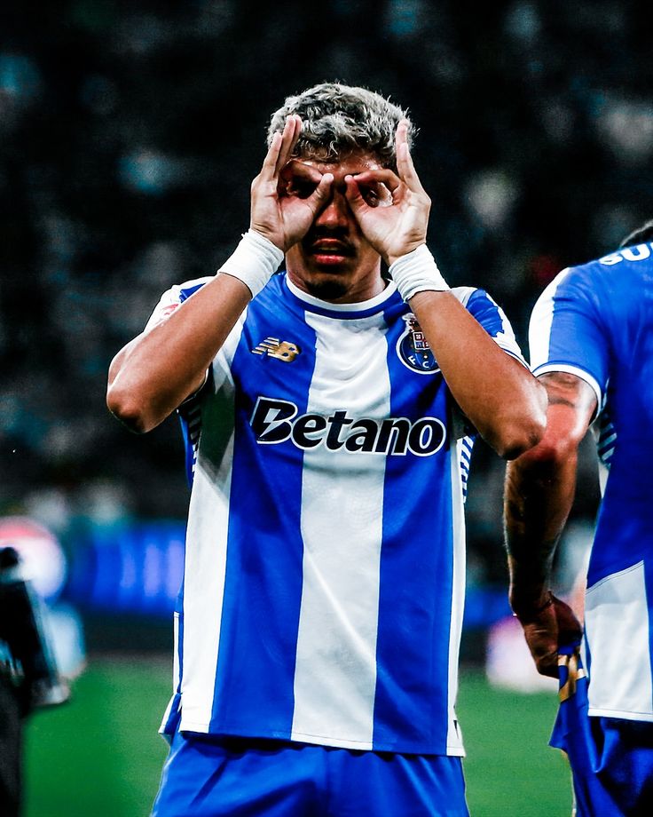 ArsenalRadar's tweet photo. 🚨 Arsenal are reportedly interested in William Gomes as Mikel Arteta looks to add another exciting young talent to his squad.

The 20-year-old winger has impressed at FC Porto, registering 15 goal involvements this season and attracting attention from several top European clubs.

Porto are reluctant to sell and are expected to demand a significant fee for the Brazilian. 🇧🇷👀

❓Would William Gomes be a good signing for Arsenal? 👇 #afc
