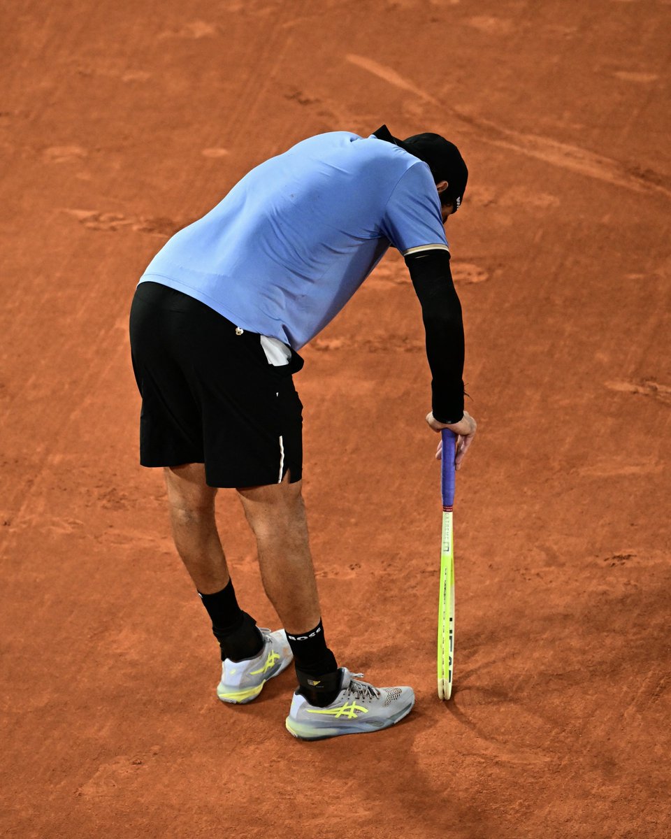 federtennis's tweet photo. Non era questo il finale che speravamo. ❤️‍🩹

Matteo Berrettini è costretto al ritiro nei quarti di finale di Parigi sul punteggio di 7-5, 5-2 in favore di Matteo Arnaldi.

#RolandGarros https://t.co/xcLyyoNxSP