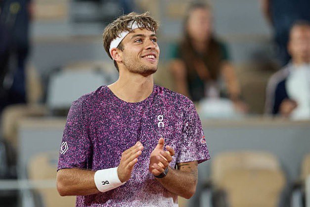 TennisHubAr's tweet photo. 🏆 بطل جديد سيُتوج في باريس.
من يرفع كأس رولان غاروس؟

❤️ أرنالدي
🔥 كوبولي
⚡ مينسيك
💪 زفيريف

لأول مرة منذ سنوات، لا يوجد أي بطل غراند سلام سابق بين الأربعة المتبقين.
#RolandGarros https://t.co/xwIDSLIJwq