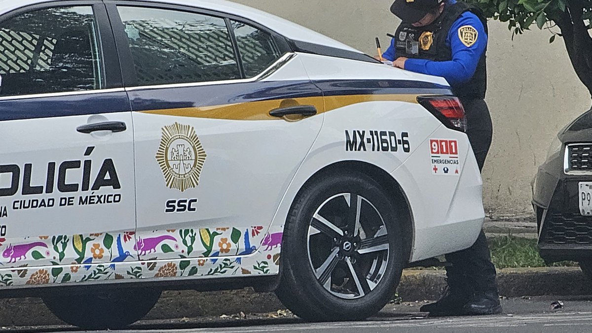 PsicMario's tweet photo. @Deidali ¿policías de tránsito? ¿policías ajustadores de seguro? ¿Policias que acuerdan en lo oscurito? Policias de investigación revisando las motocicletas y su interior de sus maletas? Pongan el orden. Aviso, Zapata prolongación Tajin. https://t.co/45W6jHI7ni