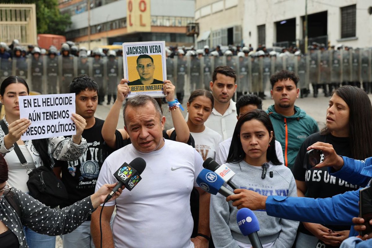 Naky's tweet photo. Los familiares de los presos políticos no han dejado de procurar justicia. Han sido constantes, respetuosos y consecuentes. Han corrido riesgos, pero no han dejado de reclamar la libertad que merecen las personas inocentes.

Liberen a todos los presos políticos.
#QueSeanTodos https://t.co/fMPEEKoEyA