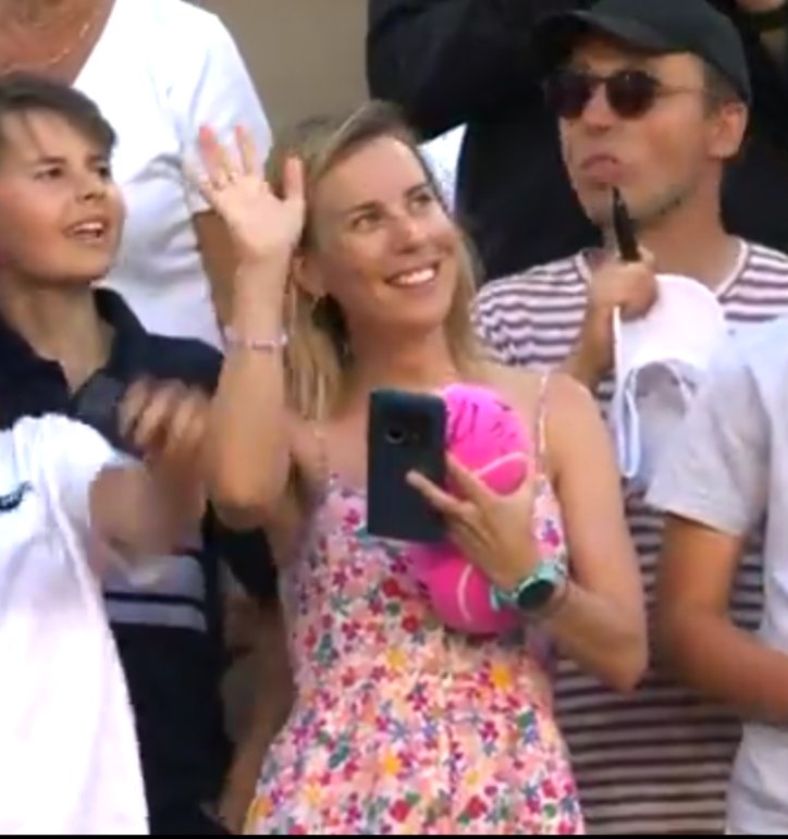 edwardtivede's tweet photo. Chi si offre per consolare il povero Matteo Berrettini?

#berrettini #arnaldi #RolandGarros https://t.co/fIfeuioaCc