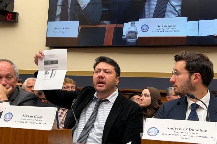 byclassman's tweet photo. Serkan Gölge, ABD Kongresi’nde Türkiye’deki siyasi yargılamaları anlattı:
🔴 Sıradan bir hayat terör suçuna dönüştürüldü
🔴 Delil değil, profil üzerinden yargılandık https://t.co/K0vrQh2w9h