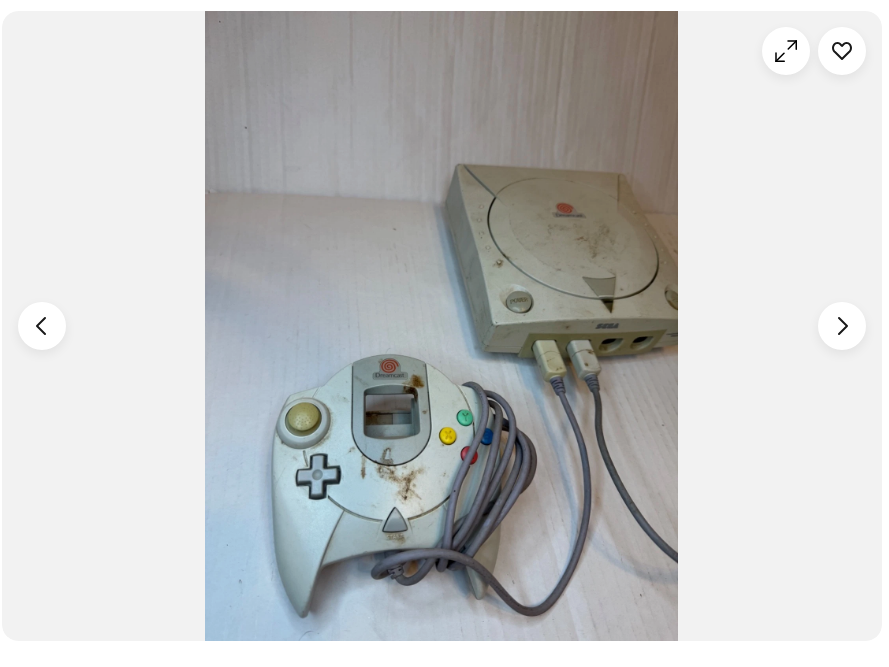 OBeebumbles8's tweet photo. This is the worst DreamCast listing I've ever seen in my life and THEY GOT YOU PAYING SHIPPING. why they let their dog wipe they're ass with it?! Was this DreamCast found in a crackhouse? https://t.co/jIj91UnhJb