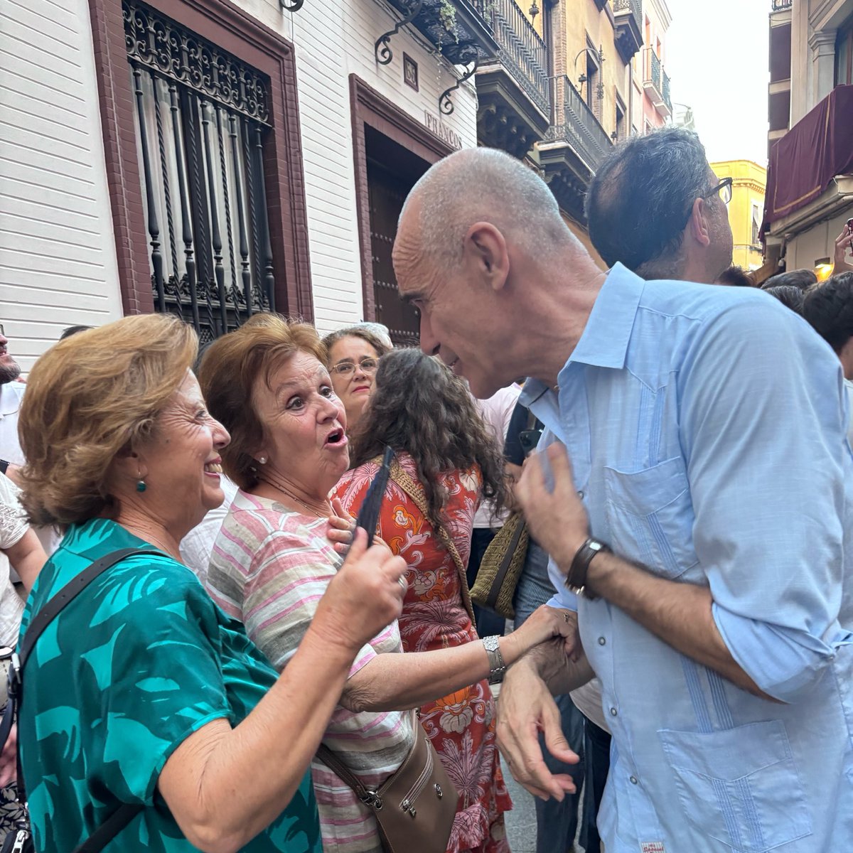 antoniomunozsev's tweet photo. Como siempre, Sevilla se lanza a las calles en la víspera del #CorpusChristi.

Y siempre es un honor estar al lado de los sevillanos y sevillanas. https://t.co/PPFX3blqse