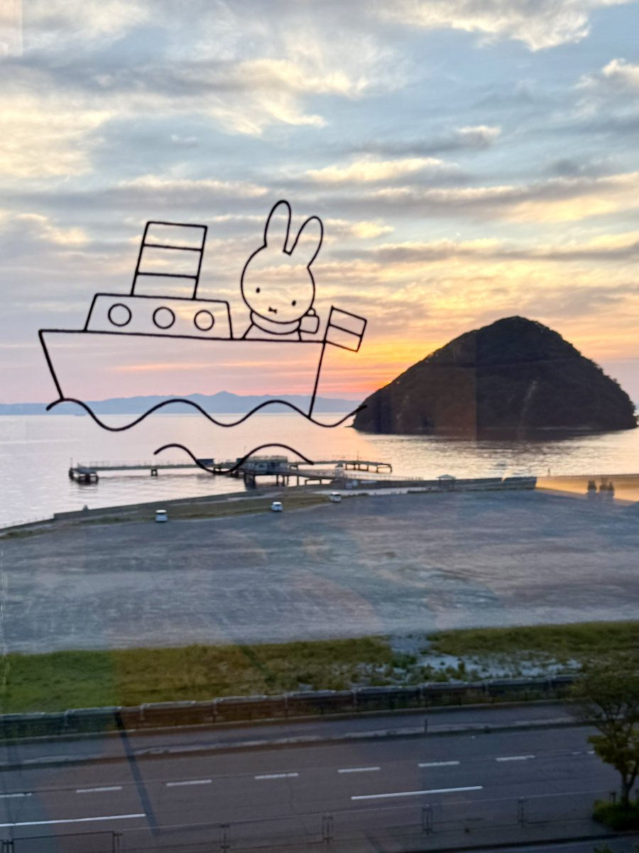 beside_rabbits's tweet photo. 楽しみにしていたミッフィーコラボルーム！陸奥湾に沈む夕陽が美しくて、ずっとずっと眺めていました🥹
#青森ミッフィー
#南部屋海扇閣 https://t.co/BhOCutOKOa