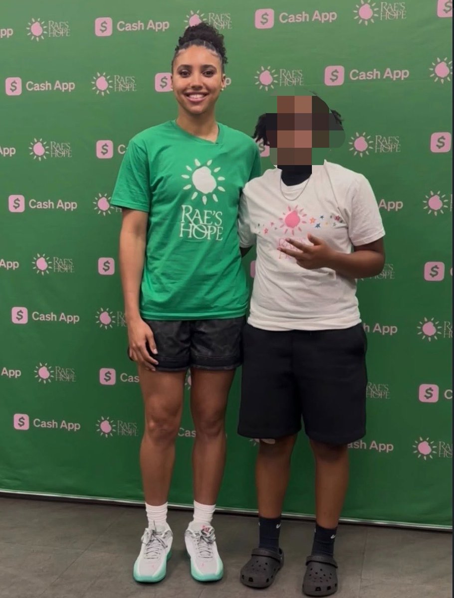 AzziArchive's tweet photo. Another picture of Azzi Fudd with a fan yesterday at her Rae’s Hope event 🩷 https://t.co/m2QuEE4AoF